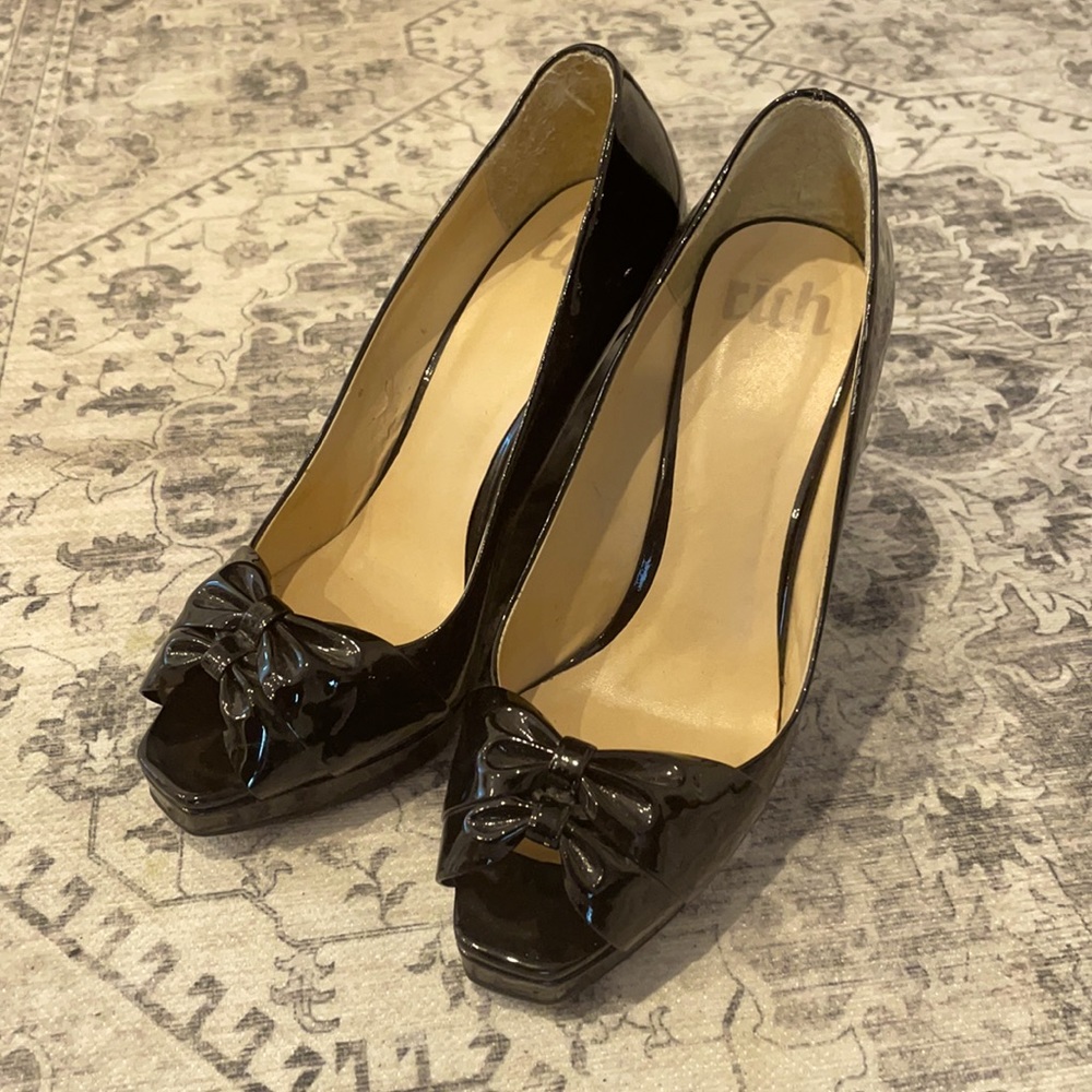 Beautiful patent wedge sole pumps 👠